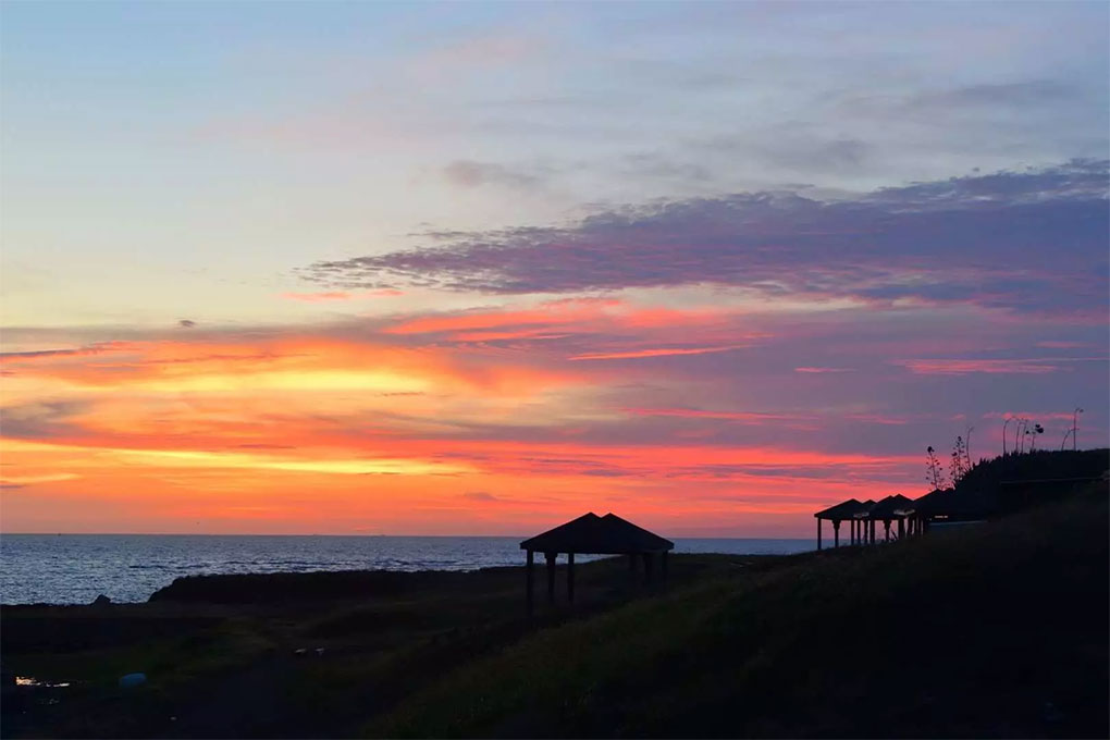 站上那能俯瞰整座島嶼的制高點，與時間爭奪那轉眼即逝的夕陽美景。