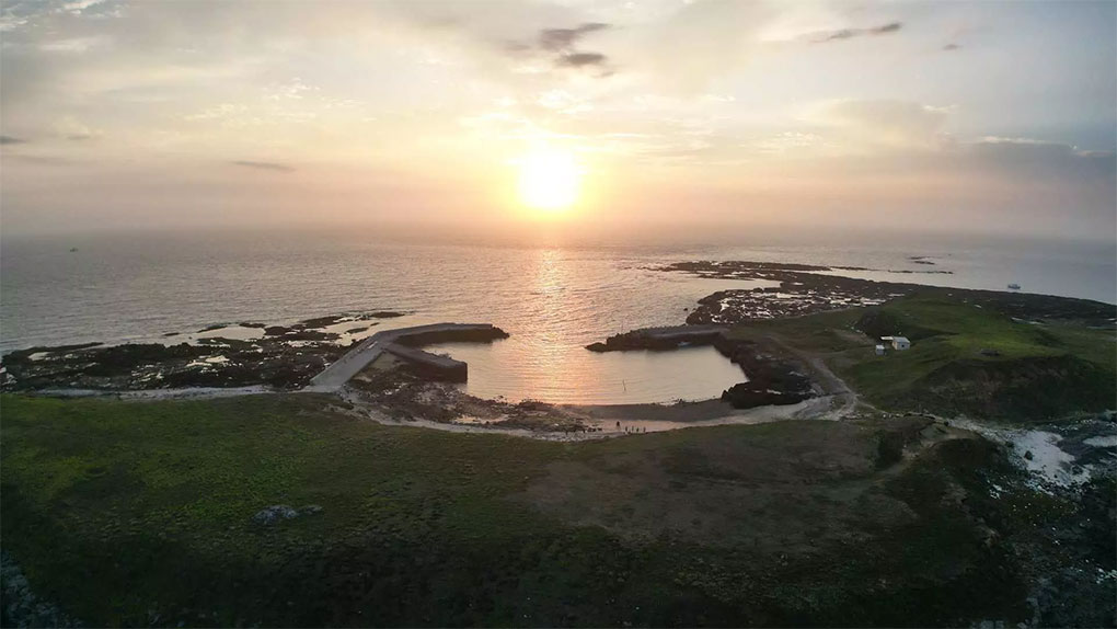 一同與親朋好友欣賞夕陽餘暉。